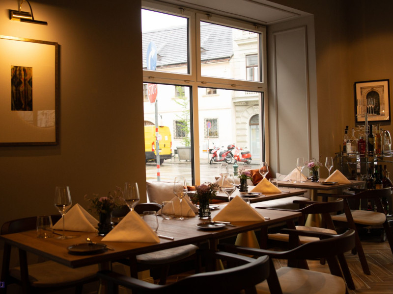 Blick auf Tische und Fenster
