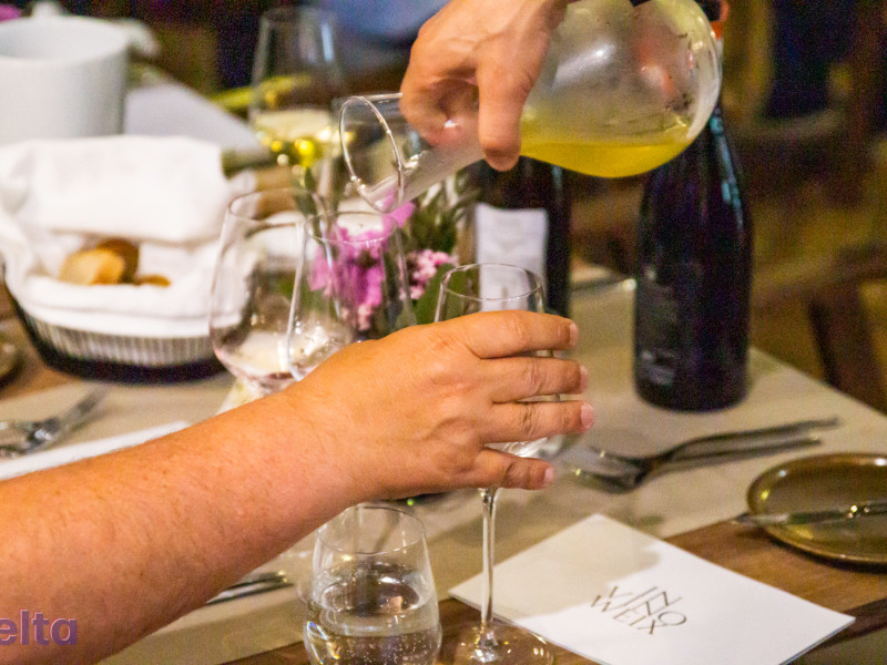 Wein wird serviert